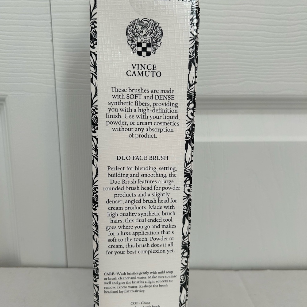 Vince Camuto Beauty Duo Face Brush | Dual-Ended Cream & Powder Makeup Brush. New - Picture 2 of 2